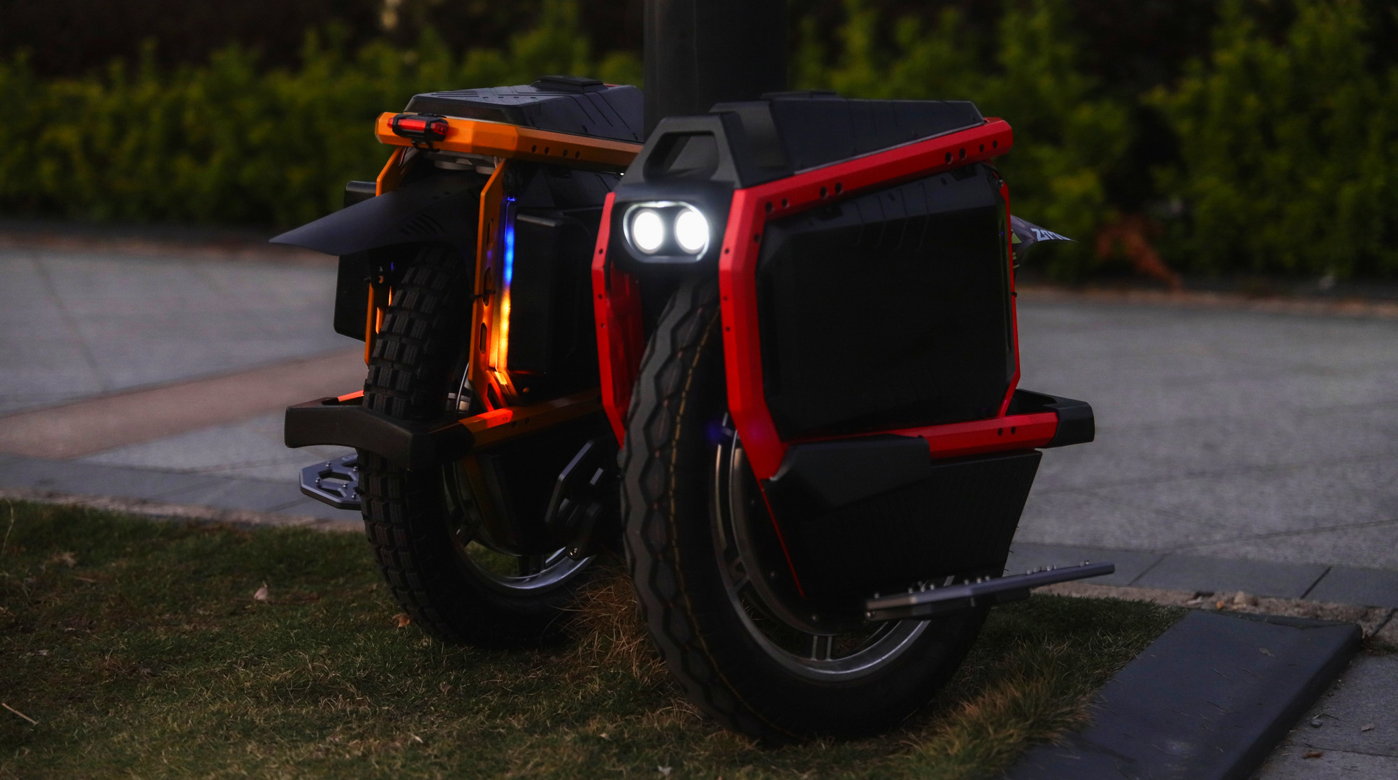 Monocykl w dzień i noc